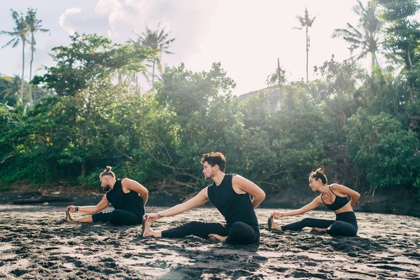 Comment structurer une routine de musculation pour améliorer la souplesse des hanches chez les danseurs de tango?